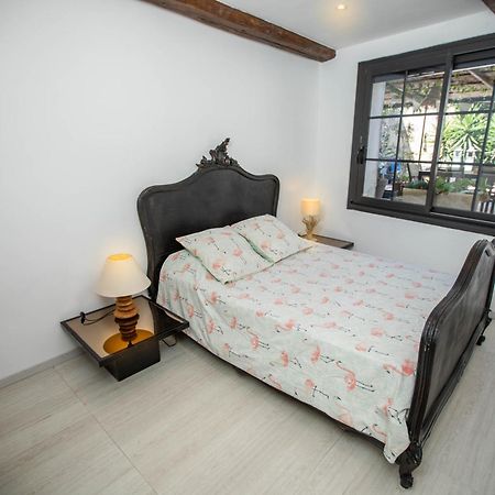 Oustaou De Betty Et Bob Bed and Breakfast Le Cailar Exteriör bild